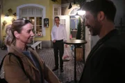 Benedikt (Jens Hajek, M.) versetzt es einen Stich, Ute (Isabell Hertel) so vertraut mit Ferhat (Harun Yildirim) zu sehen.