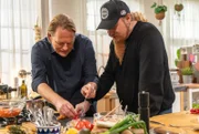 Björn Freitag (li.) hat ein ausgefallenes Rezept mitgebracht. Er kocht mit Lucki Maurer (re.) Kartoffelwaffel-Sandwiches mit Obazda.; WDR Fernsehen EINFACH UND KÖSTLICH - BJÖRN FREITAG KOCHT MIT LUDWIG „LUCKI“ MAURER, Folge 1 "Bayerische Schnitzel-Jagd", am Samstag (05.10.24) um 17:15 Uhr. Björn Freitag (li.) hat ein ausgefallenes Rezept mitgebracht. Er kocht mit Lucki Maurer (re.) Kartoffelwaffel-Sandwiches mit Obazda. © WDR/2bild GmbH/Christopher Nußbaumer, honorarfrei - Verwendung gemäß der AGB im engen inhaltlichen, redaktionellen Zusammenhang mit genannter WDR-Sendung bei Nennung "Bild: WDR/2bild GmbH/Christopher Nußbaumer" (S2+). WDR Kommunikation/Redaktion Bild, Köln, Tel: 0221/220 -7132 oder -7133, Fax: -777132, bildkommunikation@wdr.de