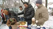 Erik (22, re.) versucht mit Trödelprofi Sükrü (2.v.li.) und seinem besten Freund Philipp ein paar Sachen auf dem Flohmarkt zu verkaufen.