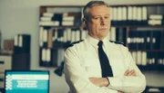Sein Vorgesetzter Brian Prosser (Aneirin Hughes) hält zu Inspector Mathias.