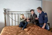 "Soko Kitzbühel", "Sunset." Als die SOKO in den frühen Morgenstunden das Schlafzimmer der Star-Schauspielerin Sophie Hoff betritt, bietet sich ihr ein nicht alltäglicher Anblick: Hoff liegt in einem roten Kleid gefesselt auf ihrem Bett. Tot. Die Tatumstände legen Fremdverschulden nahe und wirklich: Mindestens drei Personen aus Hoffs nächster Umgebung haben handfeste Mordmotive. Ihr jüngerer Ehemann Bernd Bayer, ein mäßig erfolgreicher Fotograf, wollte gerne frei für seine Geliebte sein, aber nicht aufs Geld seiner Frau verzichten. Hoffs Agent Emilio Sternberg, hätte von Hoff nach der Präsentation ihrer Autobiografie gekündigt werden sollen, was ihm nicht gefallen hat. Und die sozial engagierte Ärztin Dr. Eva Thalmann hat mit Bayer eine heimliche Affäre und hätte ihn gerne für sich alleine gehabt. Doch dann stellen die Obduktionsergebnisse alles in Frage.Im Bild (v.li.): Kristina Sprenger (Karin Kofler), Jakob Seeböck (Lukas Roither), Ferry Öllinger (Kroisleitner).
