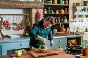 Jamie Oliver mit einem frisch zubereiteten Pull Pork.