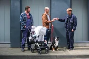 Tobias (Patrick Müller, M.) gerät in die Bredouille, weil er und Bandit des Diebstahls bezichtigt werden. Links Bambi (Ben Heinrich), rechts Lutz Bauer (Christian Ulitzka)