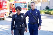 Athena Grant (Angela Bassett, l.); Bobby Nash (Peter Krause, r.)