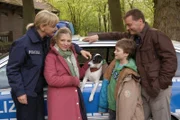 Familie Andresen ist stolz auf ihren intelligenten Vierbeiner, der - über einige Hürden hinweg - die Diensthundeprüfung bestanden hat. (v.l.: Pia Andresen (Sabine Kaack), Merle: (Iris Mareike Steen), Hanno (Julius Römer), Stefan (Burkhard Schmeer).