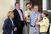 (v.li.): Michaela Heigenhauser (Brigitte Hesslach), Fritz Wepper (Wolfgang Wöller), Konstantin Moreth (Polizist Franz), Daniel Friedrich (Böhmke), Lars Weström (Polizist Meier).