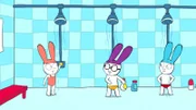 In freudiger Erwartung bereiten sich Lou (l.), Ferdinand (M.) und Simon (r.) mit einer Dusche auf den Tag im Schwimmbad vor.