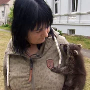 Ursula Sitter mit Waschbär