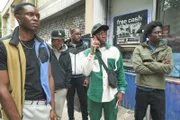 Die Clique um Malachi (Mohammed Mansaray, 2.v.r.) ist nicht mehr allzu gut auf Jaheim zu sprechen.