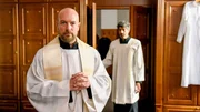 Von links: Pfarrer Reiser (Stephan Zinner) und Alois Stadler (Christian Lerch) Von links: Pfarrer Reiser (Stephan Zinner) und Alois Stadler (Christian Lerch)