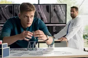 Mikko Rantala (Luan Gummich, l.) ist genervt von Matteos (Mike Adler, r.) ganz eigener Methode, die jungen Ärzte zu fördern und fordern.
