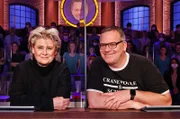 Rateteam-Kapitän Elton (r.) und die Sängerin Gitte Hænning (l.) bilden ein Rateteam.