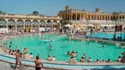 Das Széchenyibad in Budapest, das größte Thermalbad in Europa, ist eines der ältesten Bäder Budapests