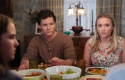 Georgie Cooper (Montana Jordan, l.); Mandy MacAllister (Emily Osment, r.)