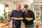 Björn Freitag (li.) und Ludwig „Lucki“ Maurer (re.) kochen heute bei „Einfach und köstlich“ ihre Lieblingsrezepte aus dem Ruhrpott und aus Bayern. Hier: Krenschnitzel mit Kartoffelsalat.