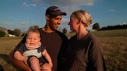 Dominick (M, 29) traut sich, seinen Kindheitstraum in die Tat umzusetzen. Er lernt Landwirt und kauft einen Bauernhof mit über 180 Milchkühen bei Lüdenscheid. Für ihn und Joana (r, 31) ist es ein herausforderndes Jahr. Ihr Sohn Hannes ist gerade auf die Welt gekommen und wirbelt den Alltag durcheinander. Dann machen die Hitze und der trockene Sommer den jungen Landwirten zu schaffen. Die neue Zukunft: für die junge Familie kein Kinderspiel! Sie ackern, damit ihr Traum Wirklichkeit wird. Es ist ein Kampf gegen die Launen der Natur, voller Sorgen um Tiere, Felder und Ernte - und ums Geld, oder gar die Existenz.