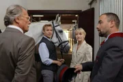 "Das Glück dieser Erde", "Die Entscheidung." Die Unternehmensberaterin Dr. Katharina Lenz tritt knapp vor ihrer Hochzeit mit ihrem Geschäftspartner Frank an, das Gestüt Piber - die Heimat der Lipizzaner - zu sanieren. Doch Katharinas Bruder Karl verursacht, aufgebracht durch eine Fehlinformation von Frank, einen Autounfall, bei dem Katharinas Vater zu Tode kommt. Was als normaler Auftrag begonnen hat, ist zu einer sehr persönlichen Angelegenheit geworden und stellt Katharina vor eine schwere Entscheidung.Im Bild (v.li.): Franz Buchrieser (Peter von Gradenberg), Christoph von Friedl (Karl Lenz), Eva Herzig (Katharina Lenz), Juergen Maurer (Josef Wagner).