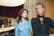 Mariella (Bianca Hein, l.) bittet Hugo (Hubertus Regout, r.), mit ihrer Mutter zu kooperieren.