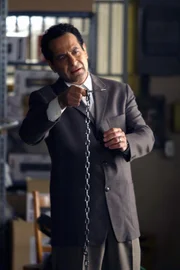 Eigenwillig wie immer versucht Monk (Tony Shalhoub) den kaltblütigen Mord an fünf Mafiosis in einem Friseursalon aufzuklären.