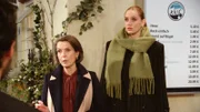 Bella (Alessia Mazzola r.) überzeugt Victoria (Caroline Schreiber l.), den Forderungen der Salzmarkt-Mieter nachzugeben. Überraschend nimmt Victoria die Kündigungen zurück - aber nicht alle...