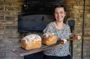 Gastgeberin Nicole Nassiry mit selbstgebackenen Brot.