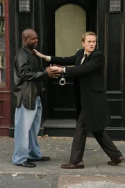 Barney (Neil Patrick Harris, r.), Emmitt Smith (Emmitt Smith, l.)