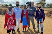 ZDF-Korrespondentin Susann von Lojewski und Team treffen Massai-Frauen.