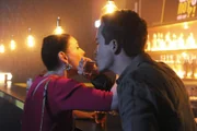 Tina (Anita Eichhorn) und Patrick (Lucas Bauer) genehmigen sich einen Schnaps.