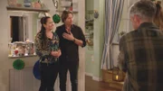 Tina (Katja Frenzel) und Ben (Hakim-Michael Meziani) sind gerührt, als sie im Rosenhaus mit einer Abschiedsparty überrascht werden.