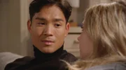 Widerwillig hilft Noah (Jan Liem) Toni (Sarah Buchholzer) mit ihren gebrochenen Armen. Dabei kommen sich die beiden näher, als sie je erwartet hätten...