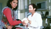 Jule (Anke Rähm, li.) erklärt Nadja (Yvonne Burbach), dass sie sie nicht mehr treffen möchte.