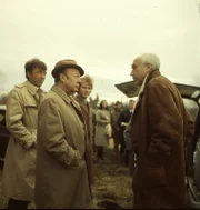 In der Nähe des Tatortes hat der Arzt Dr. Strebel (Charles Regnier, re.) ein Wochenendhaus. Kommissar Keller (Erik Ode) bittet ihn, bei der Aufklärung behilflich zu sein.