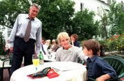 (v.li.): Klaus Wildbolz (Wenzel Hofer), Dagmar Koller (Veronika LeBlanc), Aaron Karl (Jonathan „Jojo“).