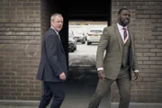 Der brutale und tödliche Überfall auf eine alte Dame in Brighton beschäftigt DS Roy Grace (John Simm, l.) und seinen Kollegen DS Glenn Branson (Richie Campbell, r.).