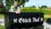Für seine neue Expedition geht Michael Kessler buchstäblich an die Grenze. Rund 1.400 Kilometer legt der Comedian im Tuk Tuk zurück. Mit dem ostasiatischen Dreirad fährt er von Bayern bis an die Ostsee, immer entlang des ehemaligen deutsch-deutschen Grenzstreifens, um zu erfahren, ob 25 Jahre nach dem Mauerfall auch wirklich zusammen gewachsen ist, was zusammengehört. Der erste Teil der Expedition führt ihn vom alten Grenzstein im Dreiländereck nahe Hof zwischen Bayern, Sachsen und Tschechien bis nach Bad Sachsa im Harz. - Michael Kessler im Kalirevier Werra bei Untersuhl.