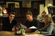 Flori ist von seinem scheinbaren schriftstellerischen Talent überrascht. Von links: Florian (Tommy Schwimmer), Ludwig (Martin Wenzl) und Caro Ertl (Teresa Rizos).