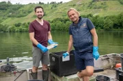 Frank Buchholz (r) mit Moselfischer Thomas Weber. Neben der Arbeit als Berufsfischer auf der Mosel betreibt Thomas Weber eine Fischzucht am Kloster Himmerod (Eifel) und ein kleines Restaurant in Trittenheim.