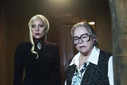 Elizabeth Johnson (Lady Gaga, l.); Iris (Kathy Bates, r.)
