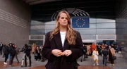 Reporterin Svenja Kellershohn vor dem EU-Parlament.