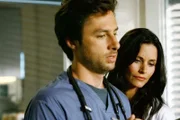 J.D. (Zach Braff, l.) beschwert sich über die penible Beobachtung durch Dr. Maddox (Courteney Cox, r.) ...