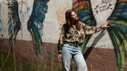 Rebecca Arnold-Heimansfeld schaut sich Graffitis an ihrem Elternhaus an, das durch die Flut an der Ahr zerstört wurde.