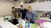 Silvia bringt Peter (Mitte) und Flo das große Putz-und-Wasch-Einmaleins bei..