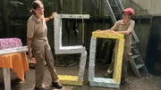 Happy Birthday, Schika: Schimpansin Schika wird stattliche 50 Jahre alt. Das muss gefeiert werden! Die Tierpflegerinnen Christine Eckler und Sarah Menzenbach sind im Bastel-Fieber und bereiten die Deko für die Geburtstagssause vor. Christine ist schon gespannt auf Schikas Reaktion.