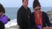 Jordan (Jill Hennessy) entdeckt am Hinterkopf der Wasserleiche eine Wunde, die darauf hindeutet, dass es sich hier um einen Mord handelt. Ein Fall für Detective Hoyt (Jerry O'Connell).