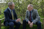 Gavin Daly (Robert Glenister, l.), der Bruder des Opfers, berichtet DS Roy Grace (John Simm, l.) vom Wert einer Uhr, die seiner Schwester gestohlen wurde. Sie soll der Schlüssel für das Verschwinden seines Vaters sein.