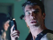 Woody (Jerry O'Connell) bleibt im Aufzug stecken, und sein Mobiltelefon hat keinen Empfang. Woody (Jerry O'Connell) bleibt im Aufzug stecken, und sein Mobiltelefon hat keinen Empfang.