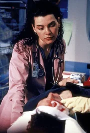 Carol Hathaway (Julianna Margulies, l.) kümmert sich um die schizophrene Coco (Sheila Kelley, r.), die ohne Medikamente die Kontrolle über sich verliert.
