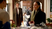 Bella (Alessia Mazzola r.) versucht Gunter (Hermann Toelcke l.) beim Schachspiel um den Finger zu wickeln und ihn so vom Verkauf des Hotels zu überzeugen. Doch Gunter durchschaut ihr Kalkül und wendet sich enttäuscht von ihr ab.