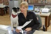 Polizeiobermeisterin Pia Andresen (Sabine Kaack) zeigt Kalle ein Fax, das Aufschluss im Erpressungsfall gibt.