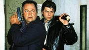 Die beiden Kommissare Kehler und Wolniak (Wolfgang Bathke, li., Uwe Fellensiek) haben den Tip erhalten, daß die totgeglaubten Rombachbrüder sich zu einem Treffen mit Vietnamesen in einem Fabrikkomplex einfinden sollen.